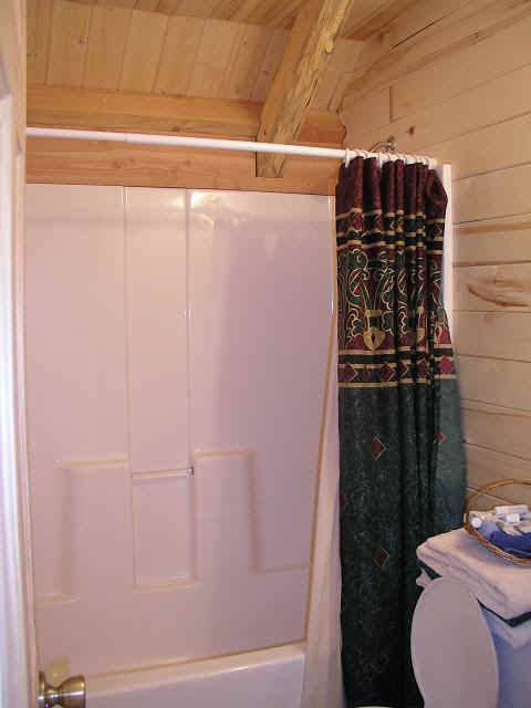 cabin36-bath-up.JPG