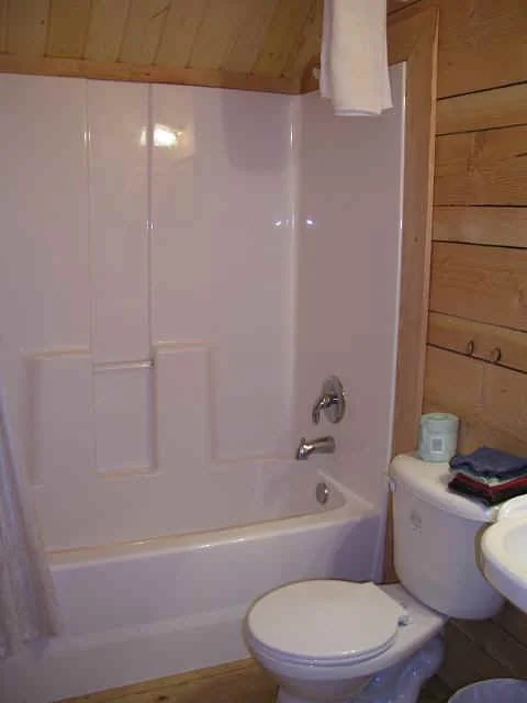cabin30-bath-up2.JPG