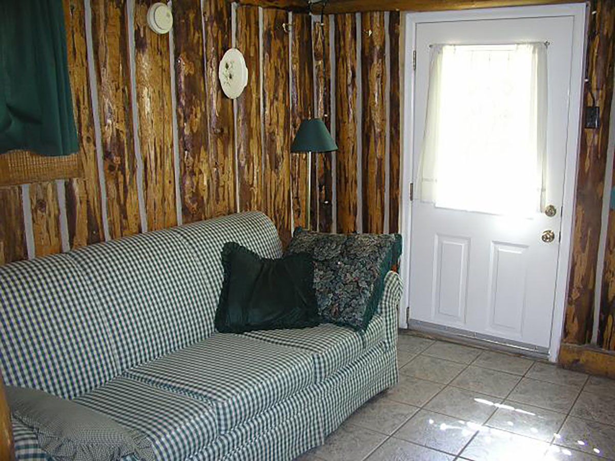 Texan_Resort_Cabin6_Pine_1B_Living_Room.JPG