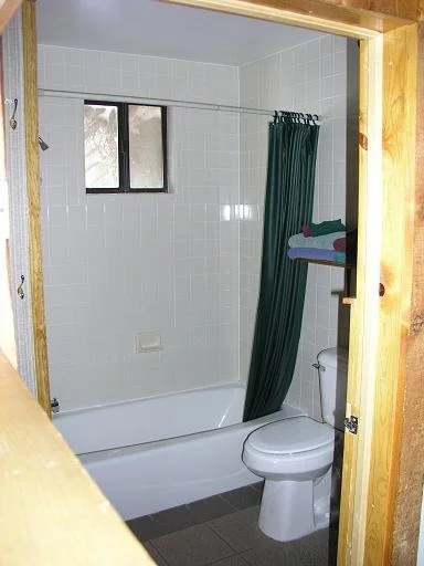 cabin16bath.JPG