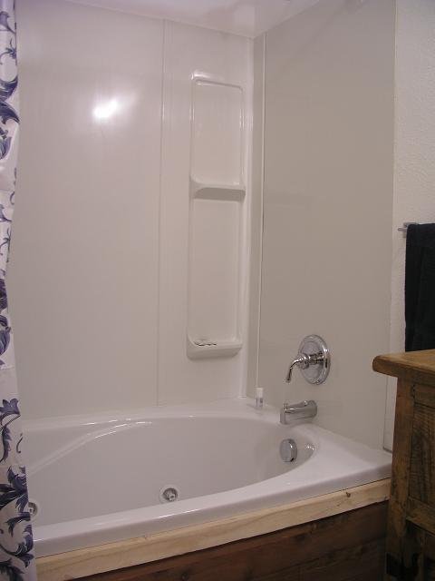 cabin24 -jacuzzi.JPG