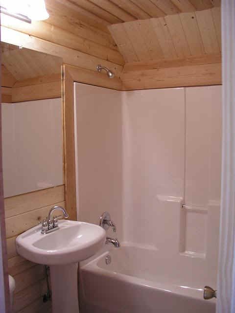 cabin27_bath2.JPG