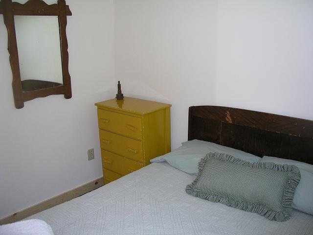 cabin18_bed.JPG