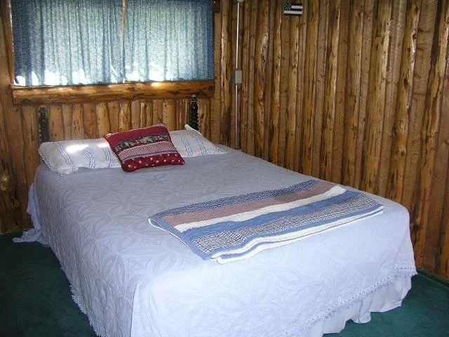 cabin9_bed.JPG