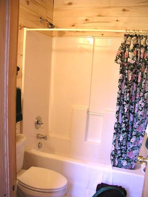 cabin25-bathA.JPG