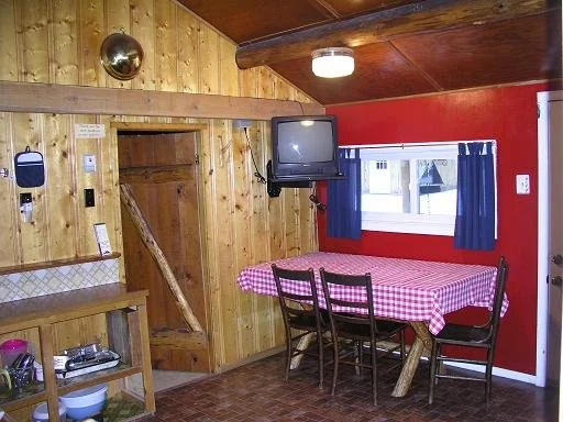 cabin11_dining.JPG