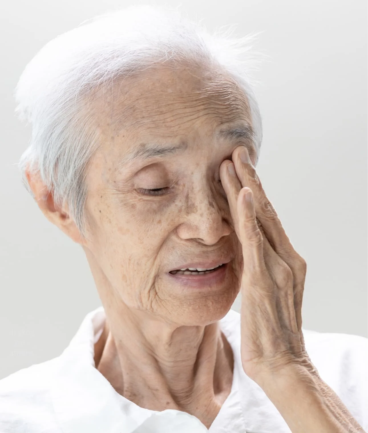 Ασθενής με εκφύλιση ωχράς κηλίδας που παρουσιάζει θολή κεντρική όραση και δυσκολία στην καθημερινή λειτουργικότητα