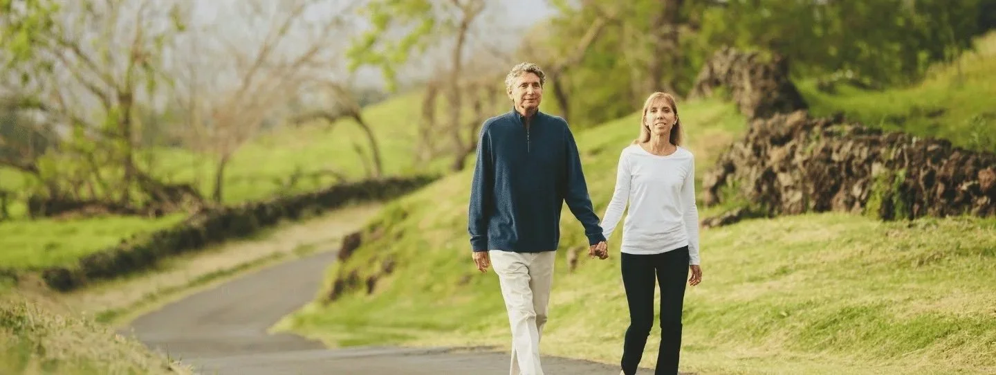 Ζευγάρι που περπατά (μετά το laser πρεσβυωπίας)