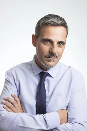 Χειρουργός οφθαλμίατρος Μανώλης Γκόγκος στο οφθαλμολογικό ιατρείο Θήβας