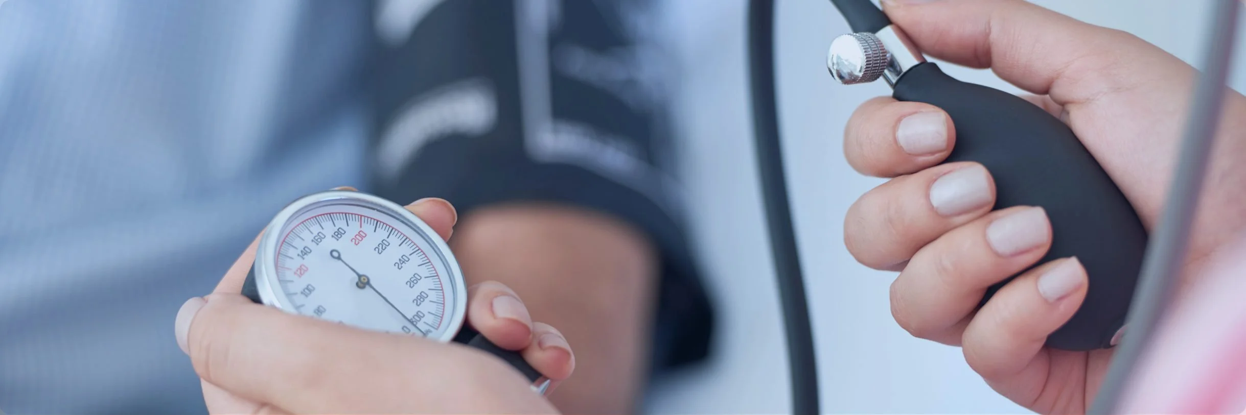 Μέτρηση αρτηριακής πίεσης με πιεσόμετρο, που αναδεικνύει τη σημασία της υπέρτασης ως παράγοντα κινδύνου για υπερτασική αμφιβληστροειδοπάθεια