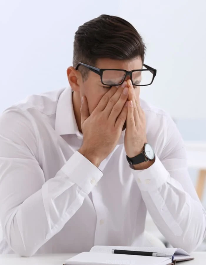 Άνδρας με έντονο στρες και κόπωση, παράγοντας που σχετίζεται με την εμφάνιση κεντρικής ορώδους χοριοαμφιβληστροειδοπάθειας.