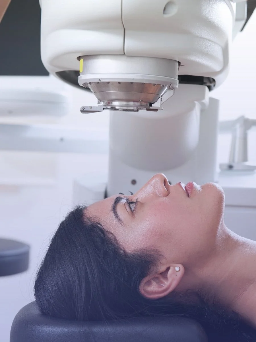 Επέμβαση laser μυωπίας σε ασθενή με αναισθητικές σταγόνες χωρίς πόνο