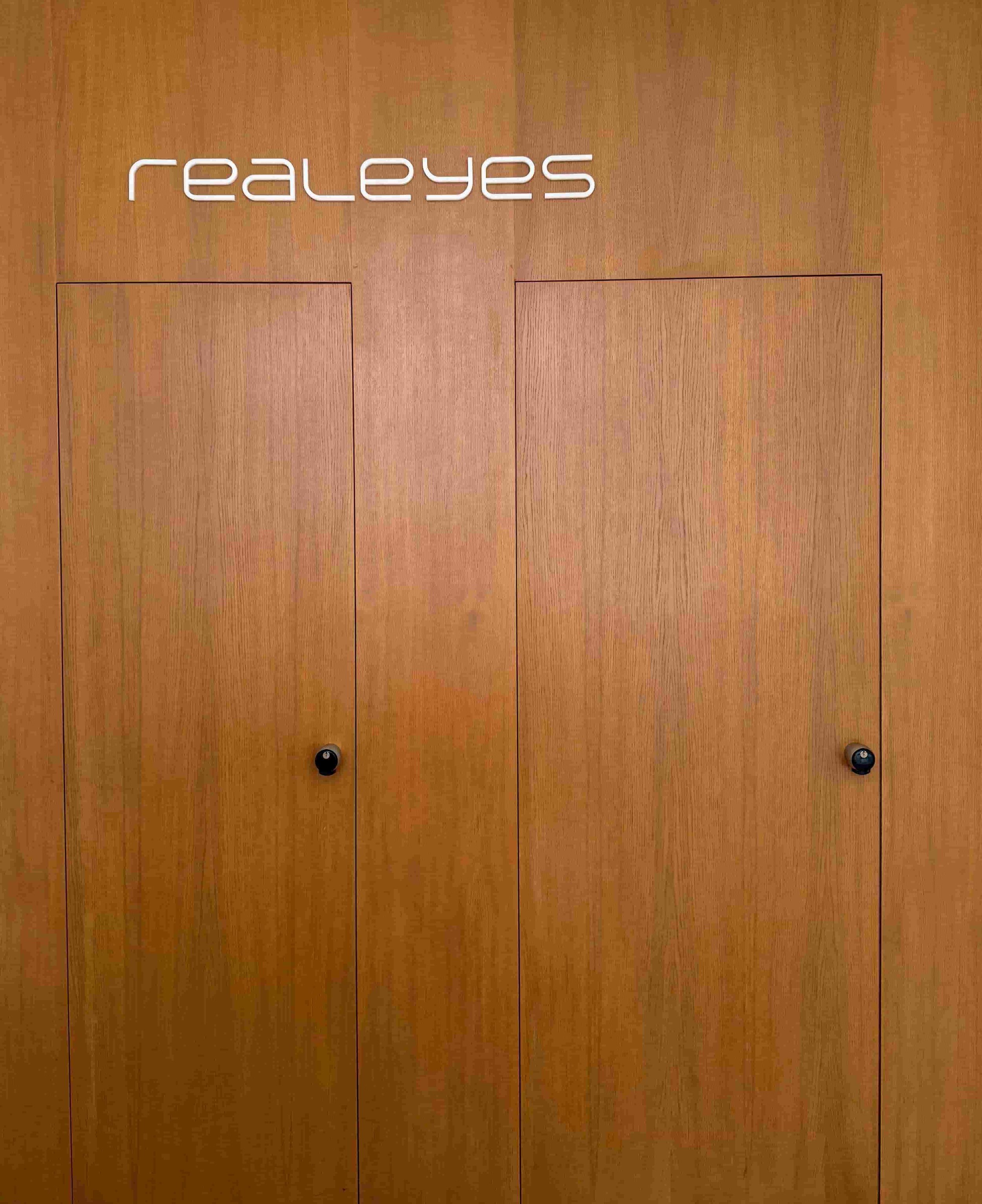 Είσοδος οφθαλμολογικού ιατρείου RealEyes στο Σχηματάρι