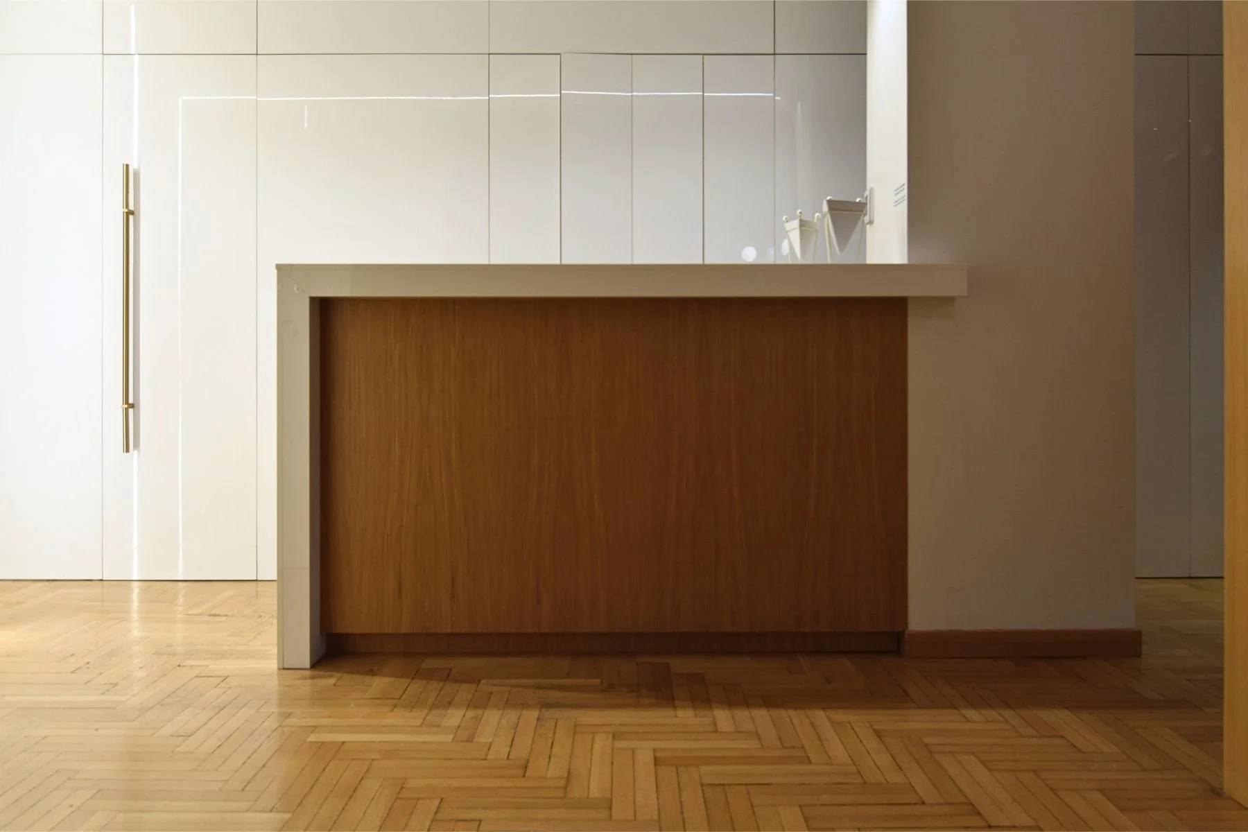 Χώρος υποδοχής στο οφθαλμολογικό ιατρείο RealEyes στην Αθήνα, σχεδιασμένος για άνεση και ηρεμία των ασθενών