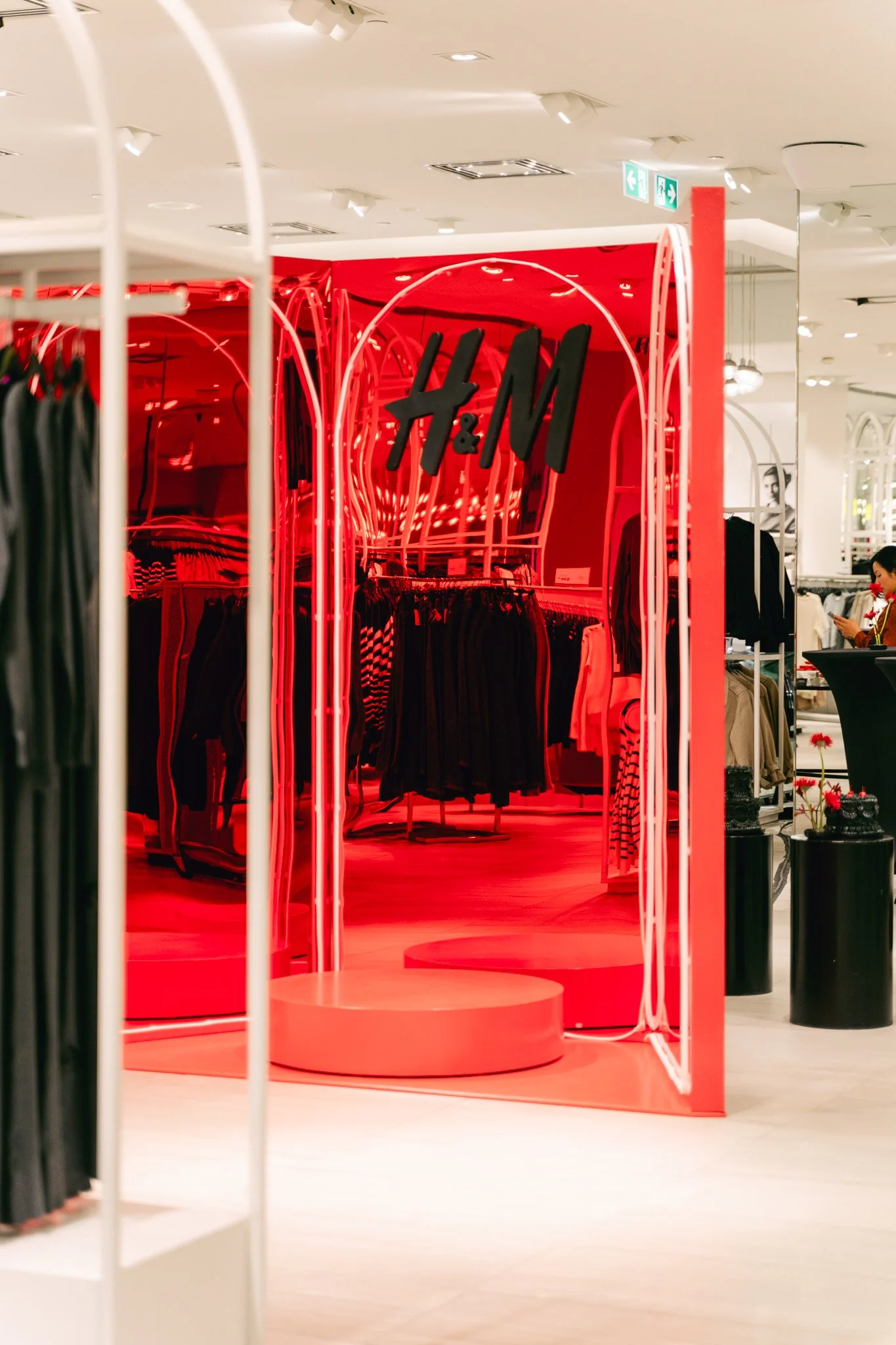 custom-fabricated-photo-backdrop-H&M-toronto