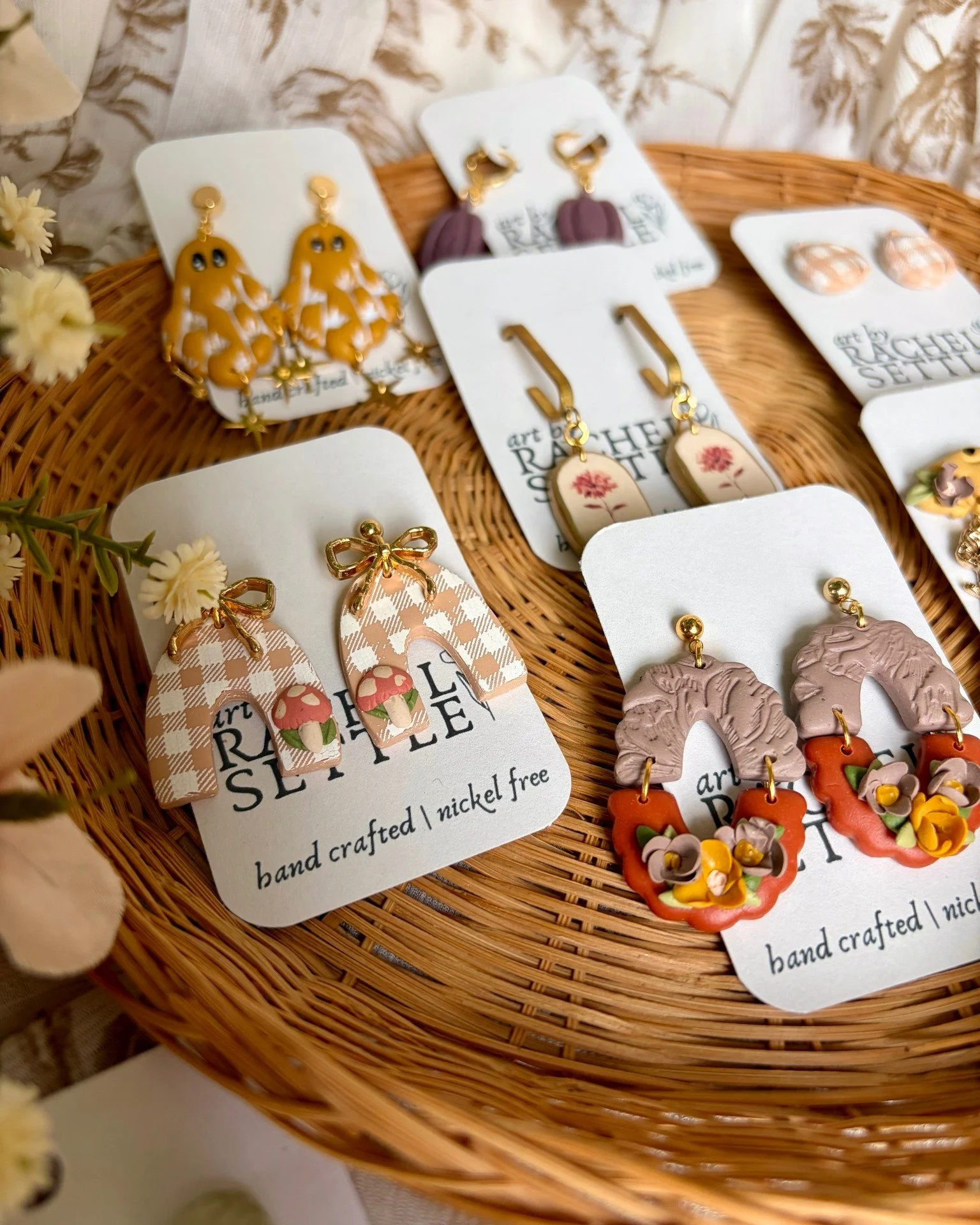 Happy Sunday! ✨

I hope your day is relaxing and restful 😌

#sundayvibes #handmadeearrings
