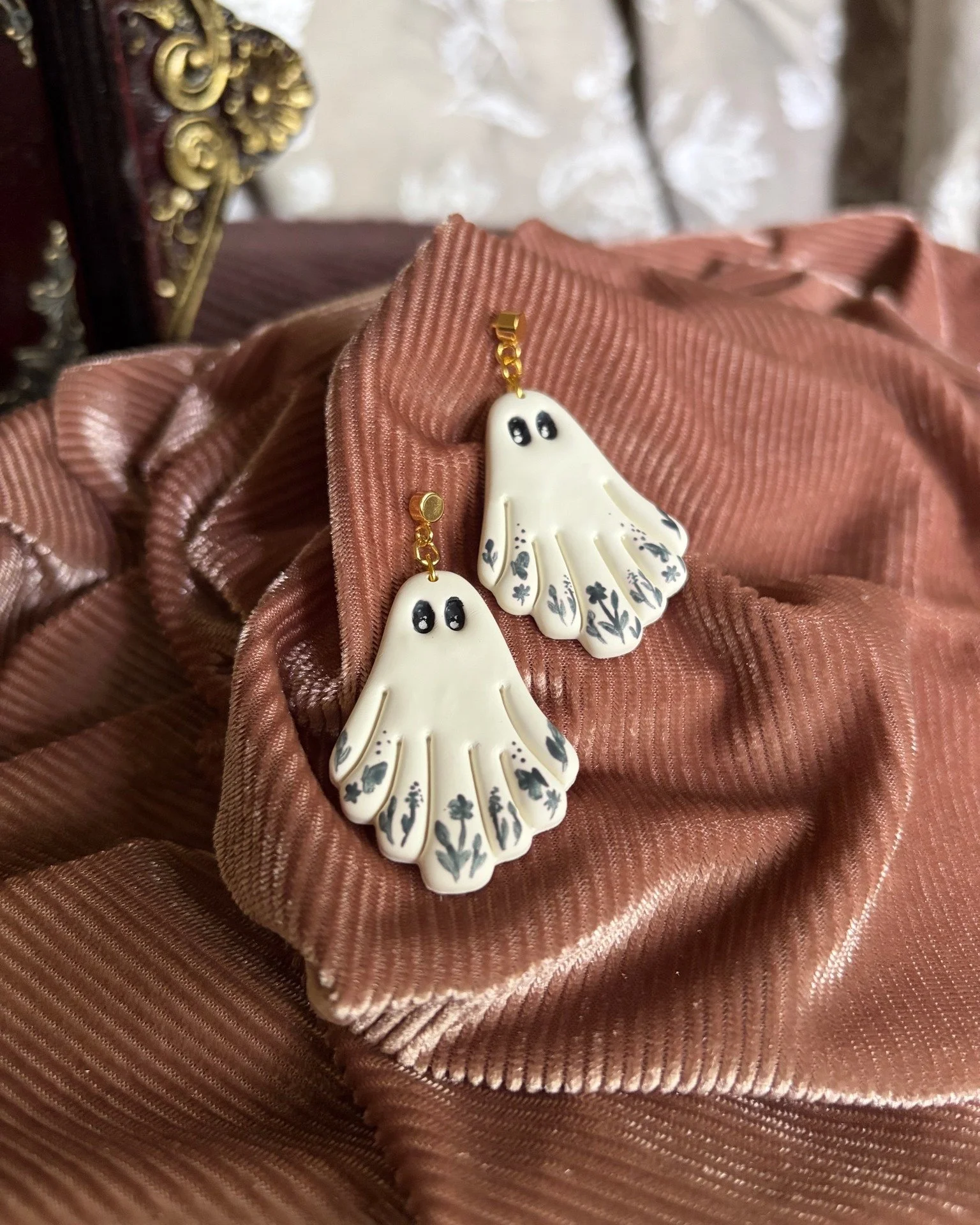 You may have seen a few pairs of earrings with spookier vibes in my latest restock post that weren't in the Autumn Cottage collection, and that's because they're a part of the new collection coming Friday, September 25th called All Hallow's Eve 🖤

T