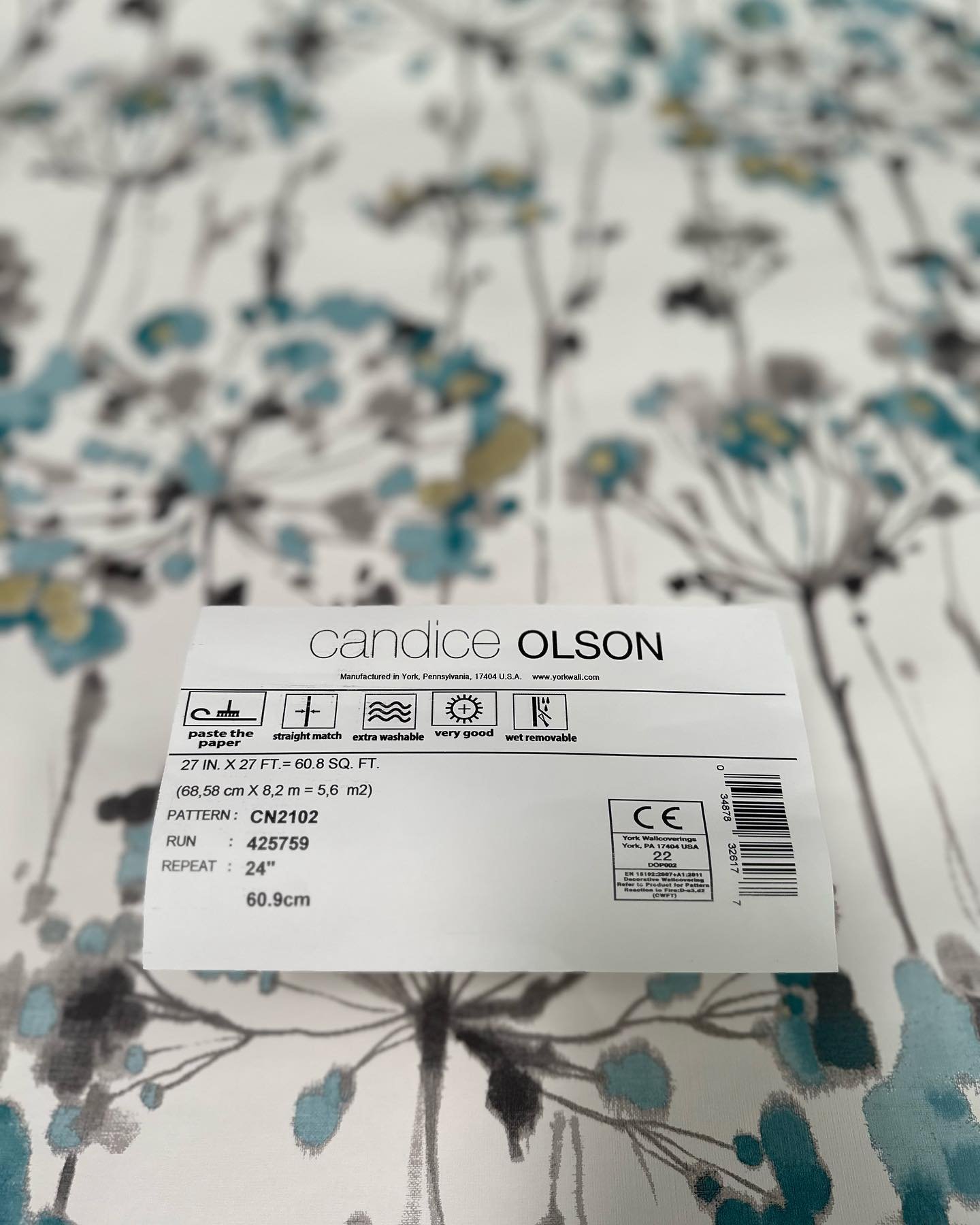 Accent wall. Very nice material from @york_wallcoverings