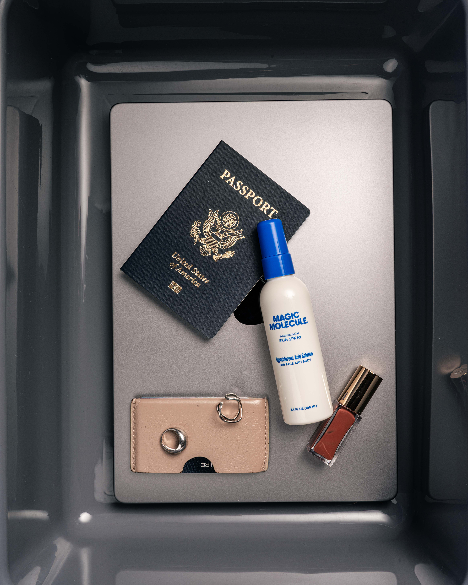 25.11-daily-skin-spray-lifestyle_1958x2448_c45d0792-9eef-4928-85ed-3f30b222486c.png