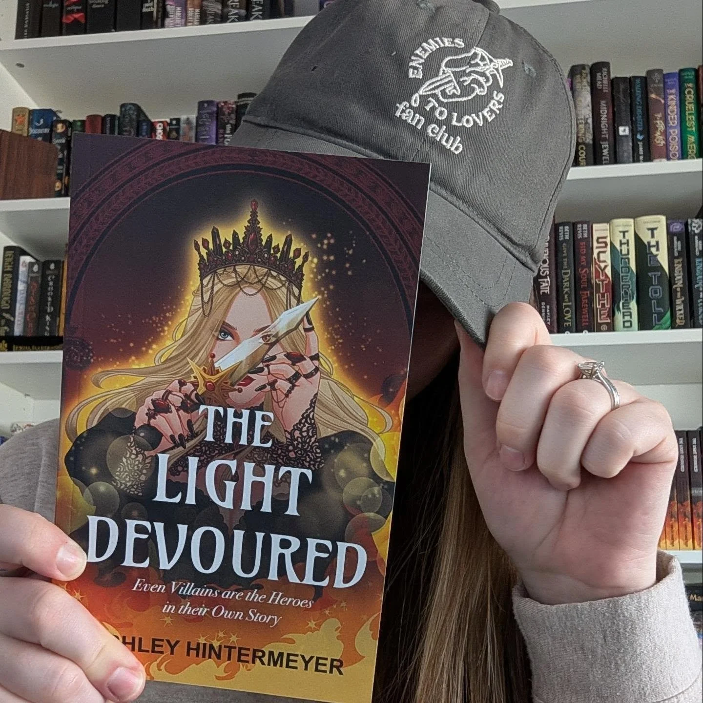 What's your favorite romance trope? If they aren't enemies I don't want it (only kidding a little bit) 🔪🔪🔪

#enemiestolovers #romantasy #romancetropes #debut #thelightdevoured
