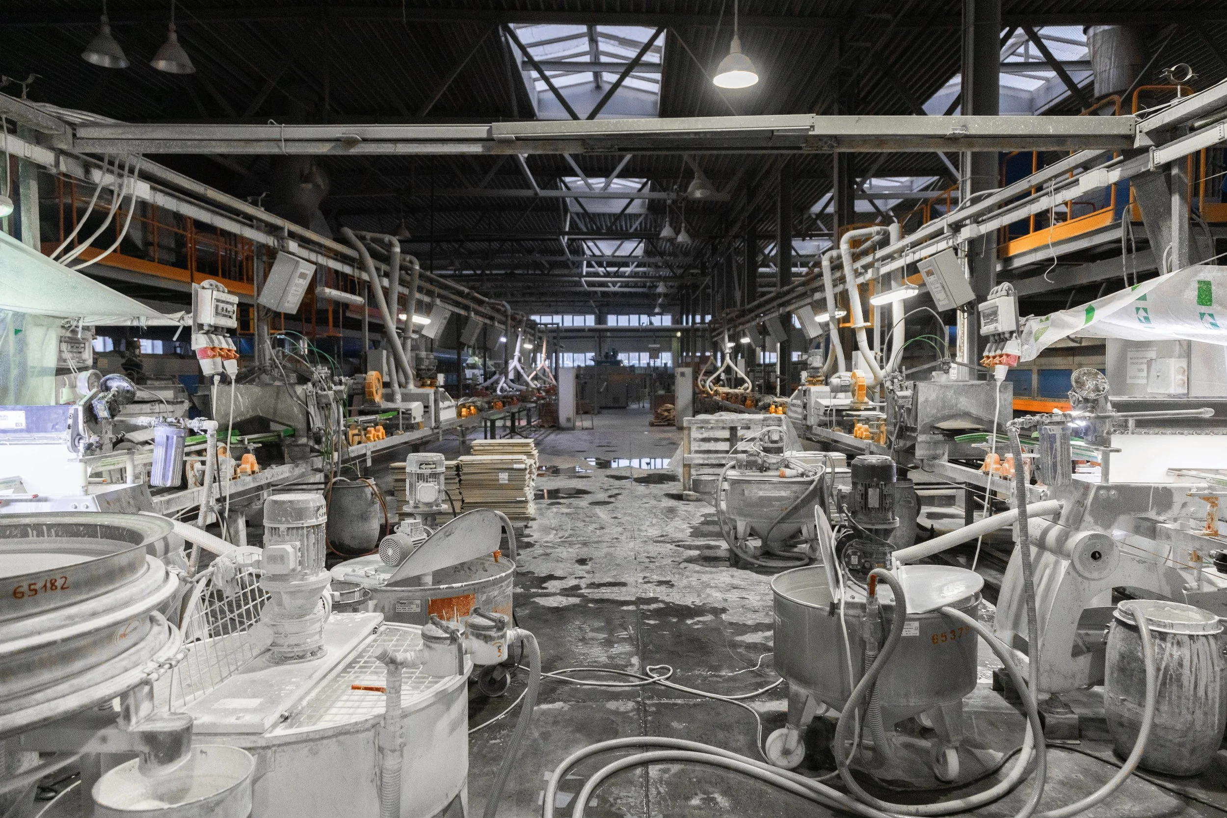 Dusty material handling and mixing plant requiring dust extraction