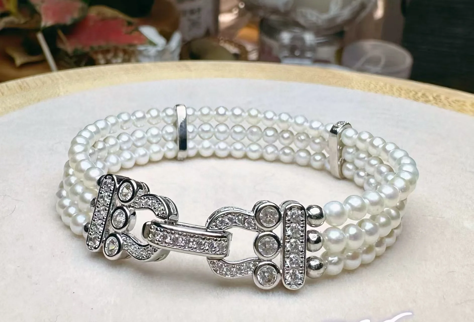 Elegant pearl bracelet with a silver clasp embellished with rhinestones.