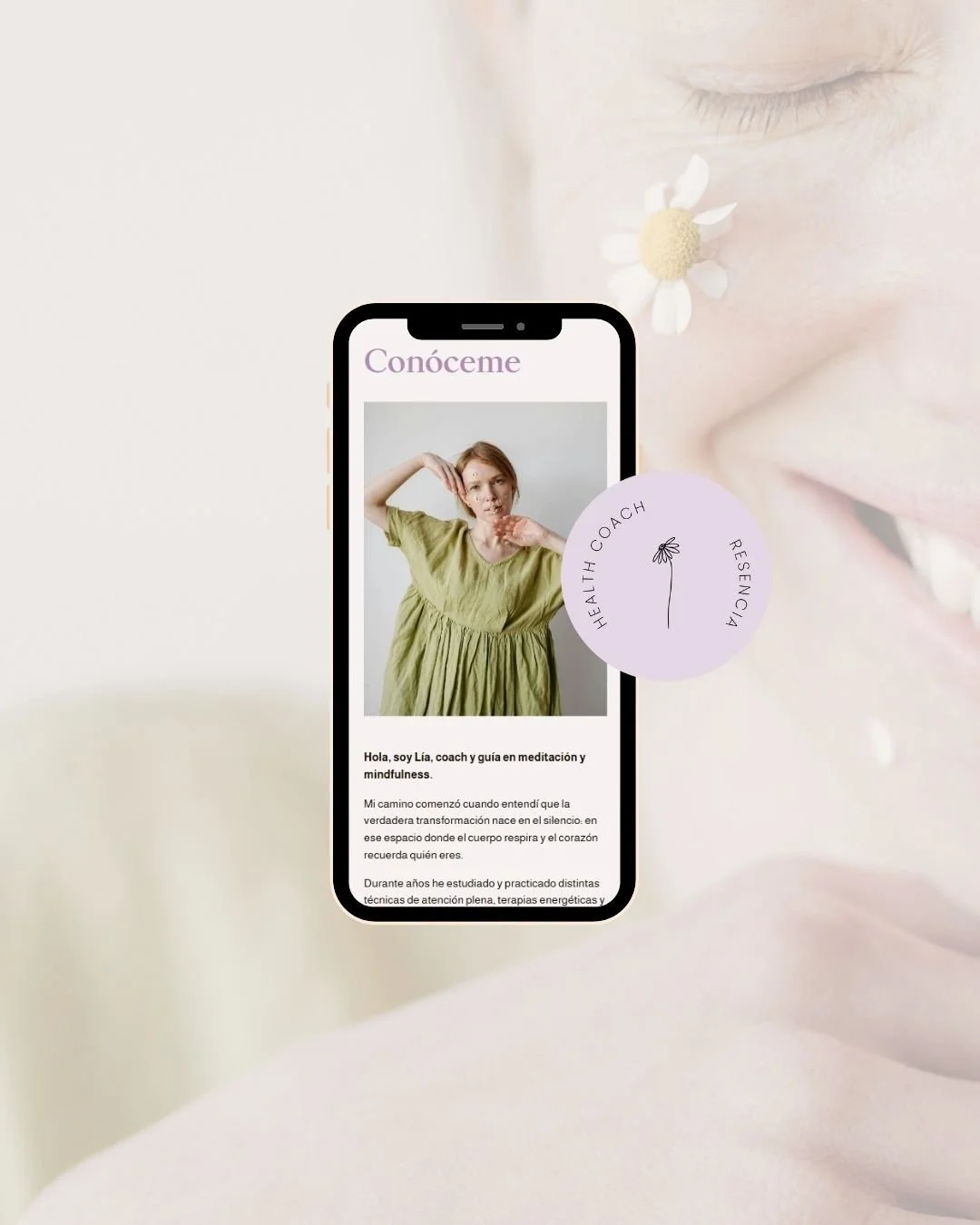 Pantalla de teléfono móvil que muestra una mujer con vestimenta verde claro, en un perfil de redes sociales, con texto de bienvenida en español y detalles sobre meditación y mindfulness, y un diseño de fondo con una mujer sonriendo y una pequeña flor en un círculo lilacé con la frase "Health Coach Resenña".