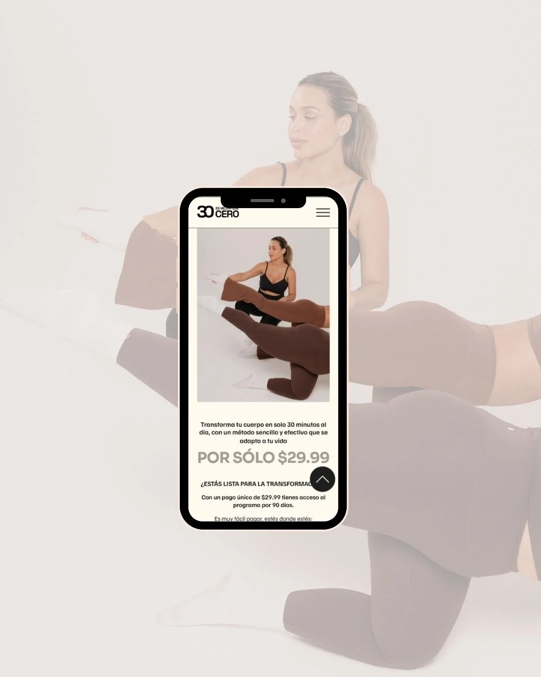 Imagen de una mujer haciendo yoga con un teléfono móvil que muestra una promoción de un programa de transformación corporal en línea por $29.99