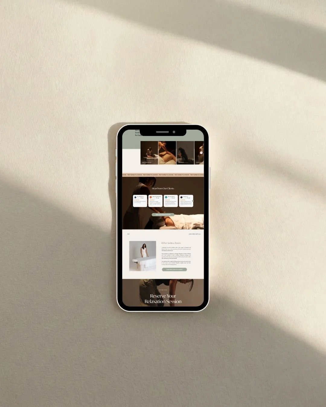 Pantalla de teléfono móvil que muestra una página web sobre ofertas de sesiones de relajación o masajes.