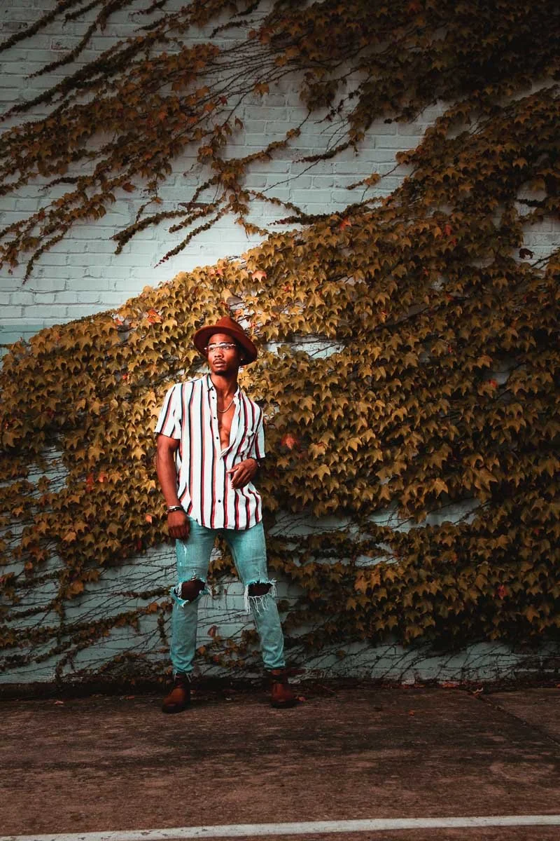model standing in front ivy wall-st louis senior photographer