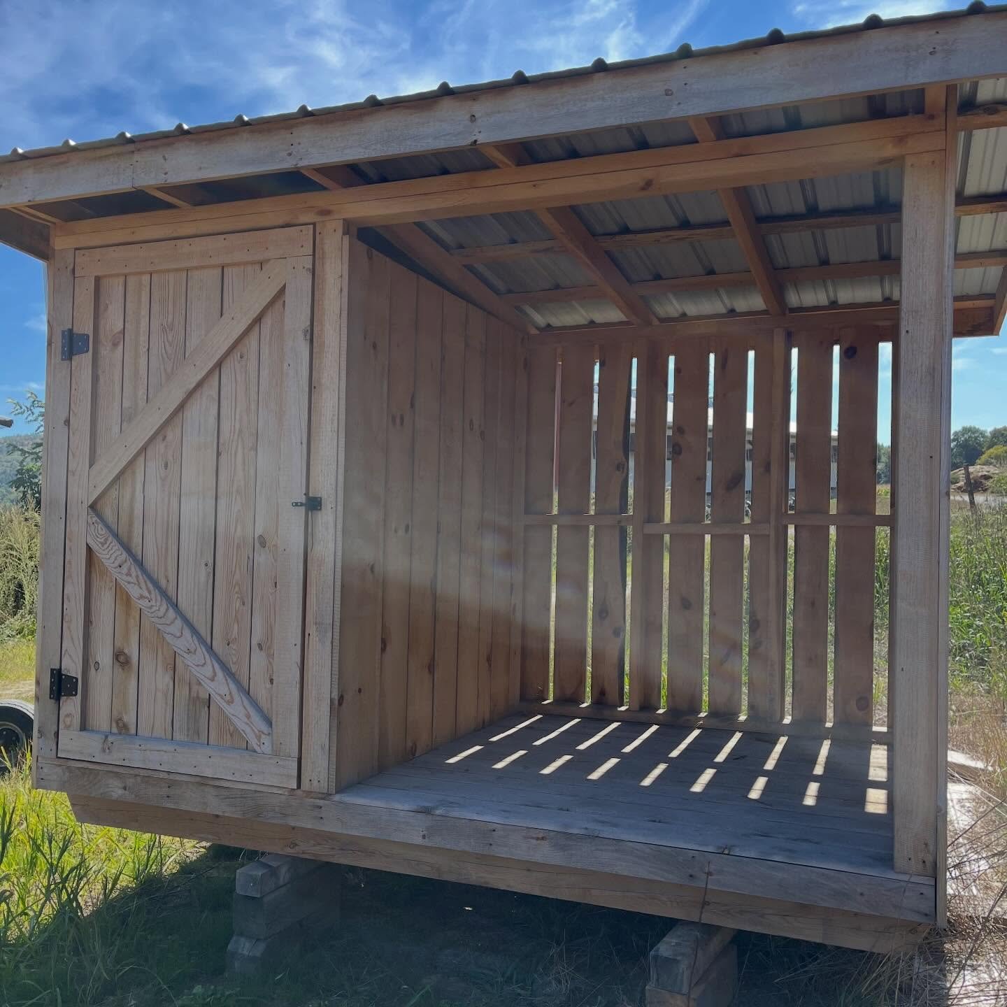 The farmstand is getting upgraded for this coming season! While we loved our tent, we wanted something a little more permanent. New look, same beautiful, fresh flowers!!😎💐✨