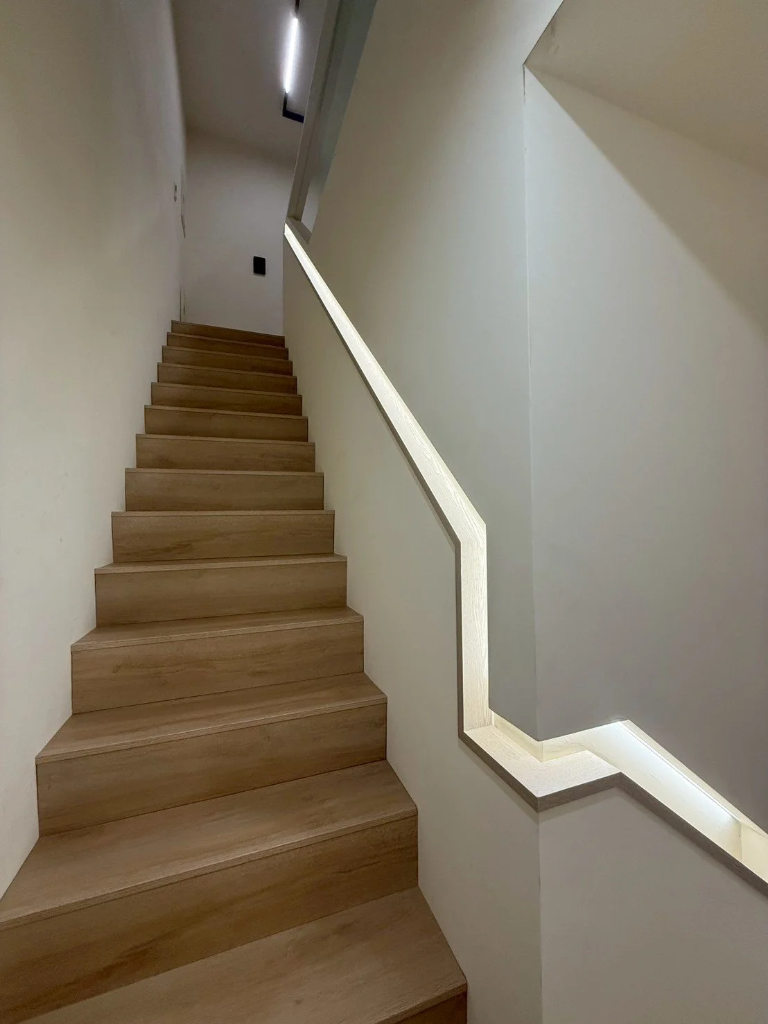 垂直動線的質感轉譯與採光邏輯