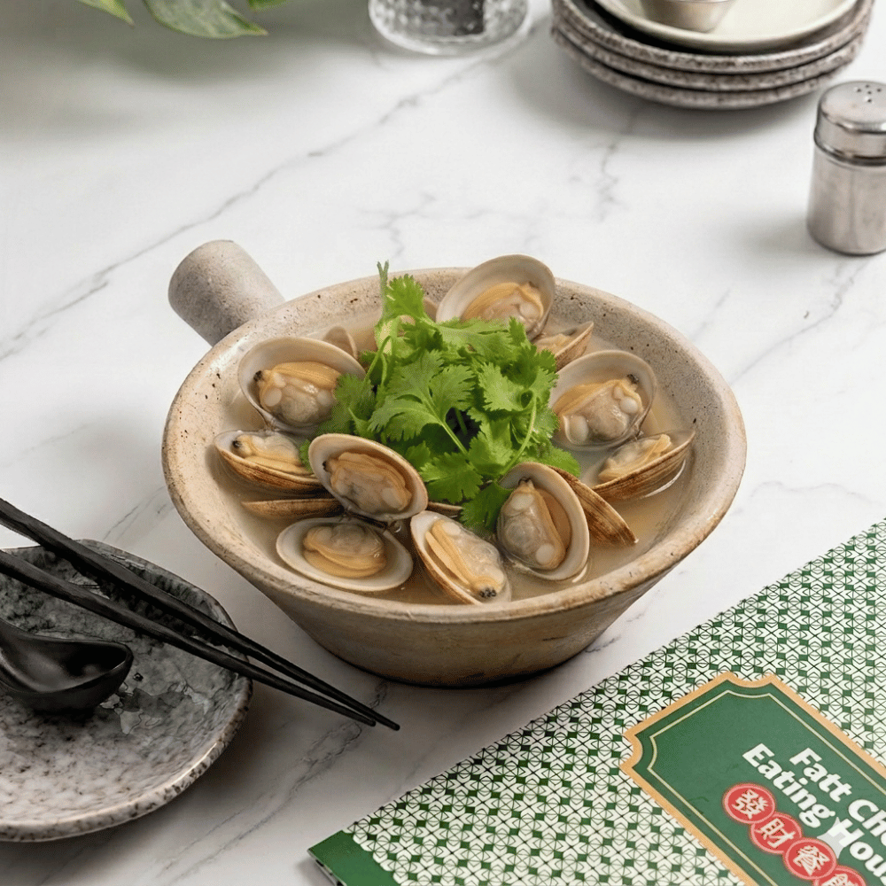 Littleneck Clams with Kombu Dashi Broth in Claypot 砂锅新西兰短颈蛤配昆布高汤 $25++