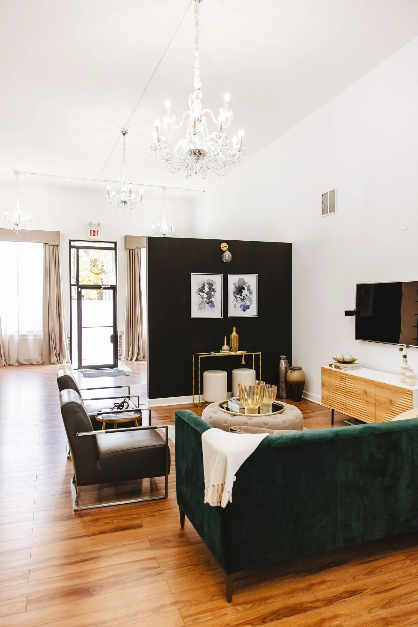 A private, lockable workspace in Chicago for professionals seeking a quiet place to meet, work, and host clients. Daily, weekly, and monthly rentals available.