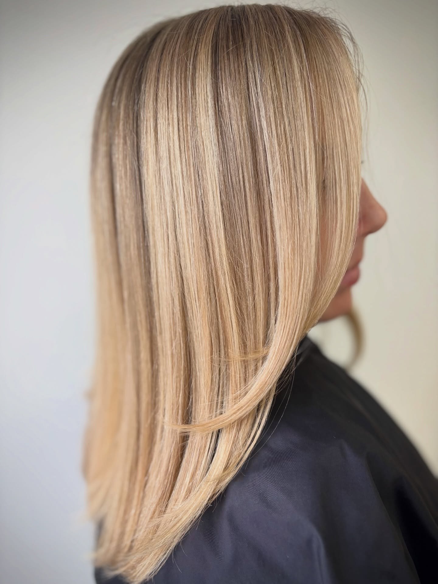 Straight vs. Waved &mdash; what do you prefer?! 

I&rsquo;m leaning towards straight on this partial custom foil creation😍 Also loving this soft gold rose toner against Stephanie&rsquo;s complexion. Swipe to see the transformation!

Whitby Hairstyli