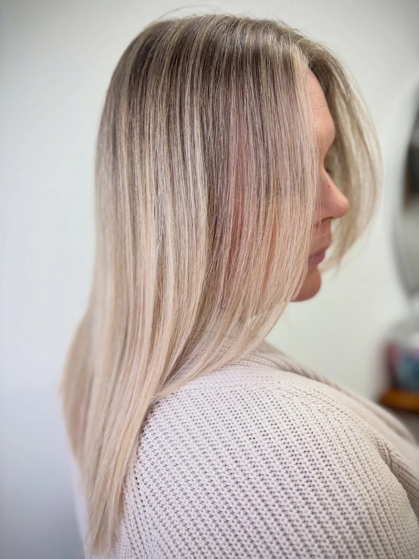 As a new mom and fellow hairstylist, Shalon has been doing her own highlights for the last few years. She was ready to feel lighter and brighter, while working in some of her natural hair to create pops of dimension at the root area. 

Finished with 