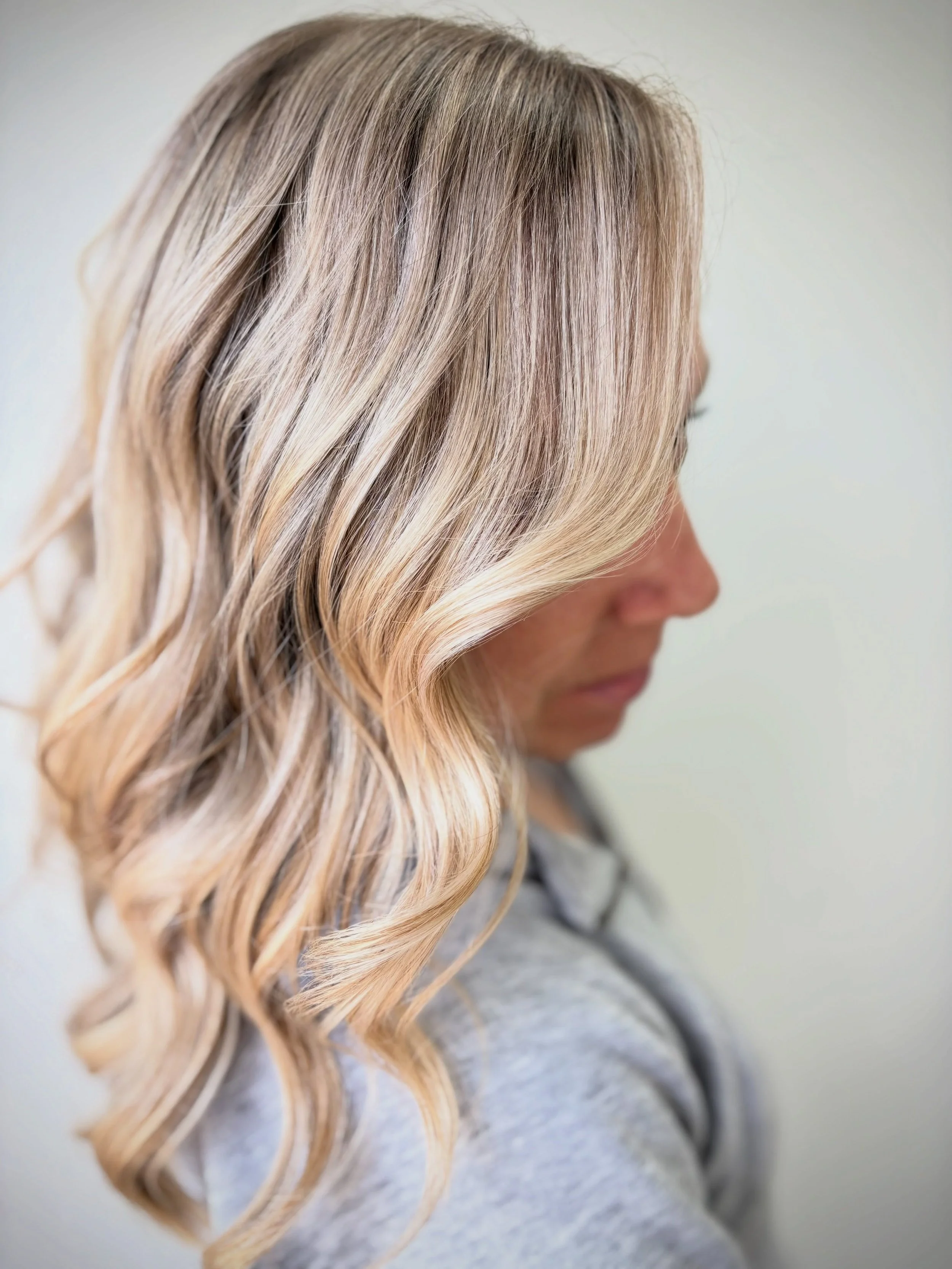 Partial custom foil + add on haircut + the lighting hitting just right = satisfaction

I bet your math teacher didn&rsquo;t teach you that equation in highschool 😌

Whitby Blonde Specialist
Durham Region Hairstylist
Whitby Hair Salon
Durham Region B