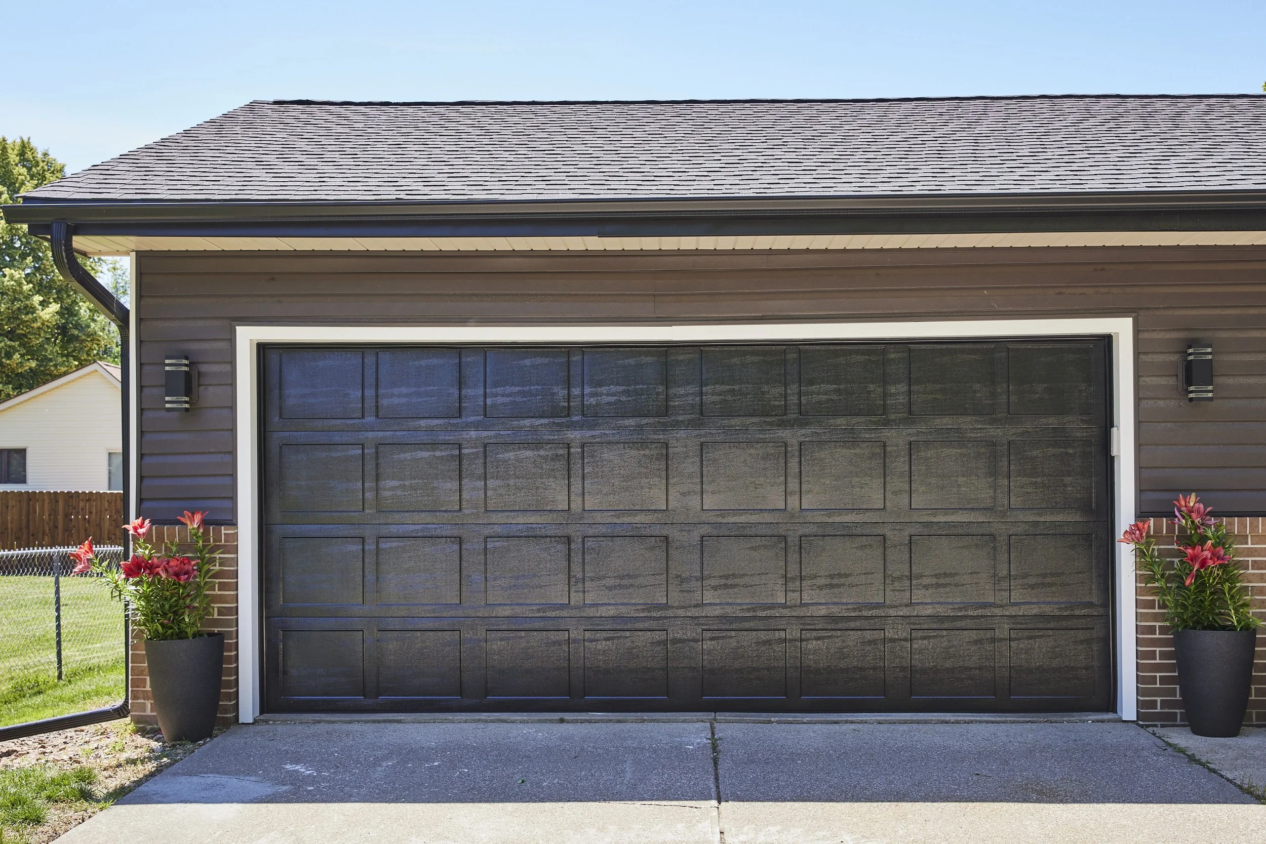 SPR-how-to-paint-a-garage-door-5199372-hero-2_1167-2309a3b04de74cb2a2847167a96d67fd.jpg