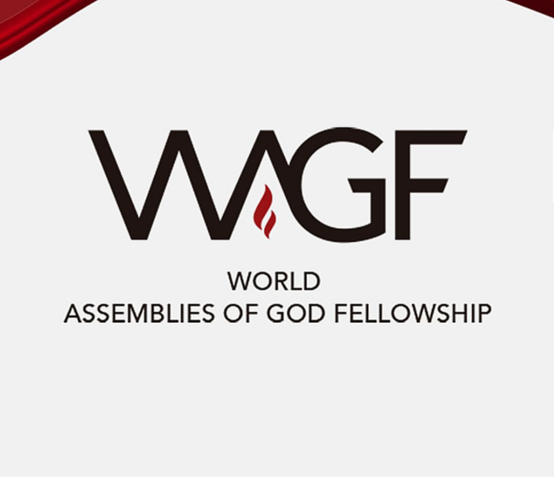 World Assemblies of God Fellowship guramasynyň nyşany (logo): WAGF gysgaltmasy we aşagynda doly ady ýazylan.