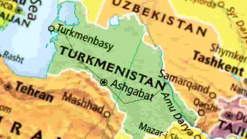 Merkezi Aziýada ýerleşýän Türkmenistan ýurduny görkezýän karta: Aşgabat ýaly esasy şäherler we goňşy ýurtlar Özbegistan, Gazagystan, Eýran hem-de Owganystan bellenilýär.