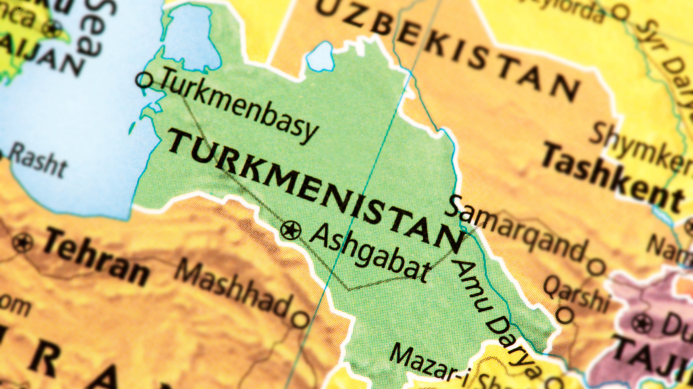 Merkezi Aziýada ýerleşýän Türkmenistan ýurduny görkezýän karta: Aşgabat ýaly esasy şäherler we goňşy ýurtlar Özbegistan, Gazagystan, Eýran hem-de Owganystan bellenilýär.