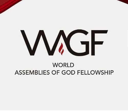 World Assemblies of God Fellowship guramasynyň nyşany (logo): WAGF gysgaltmasy we aşagynda doly ady ýazylan.