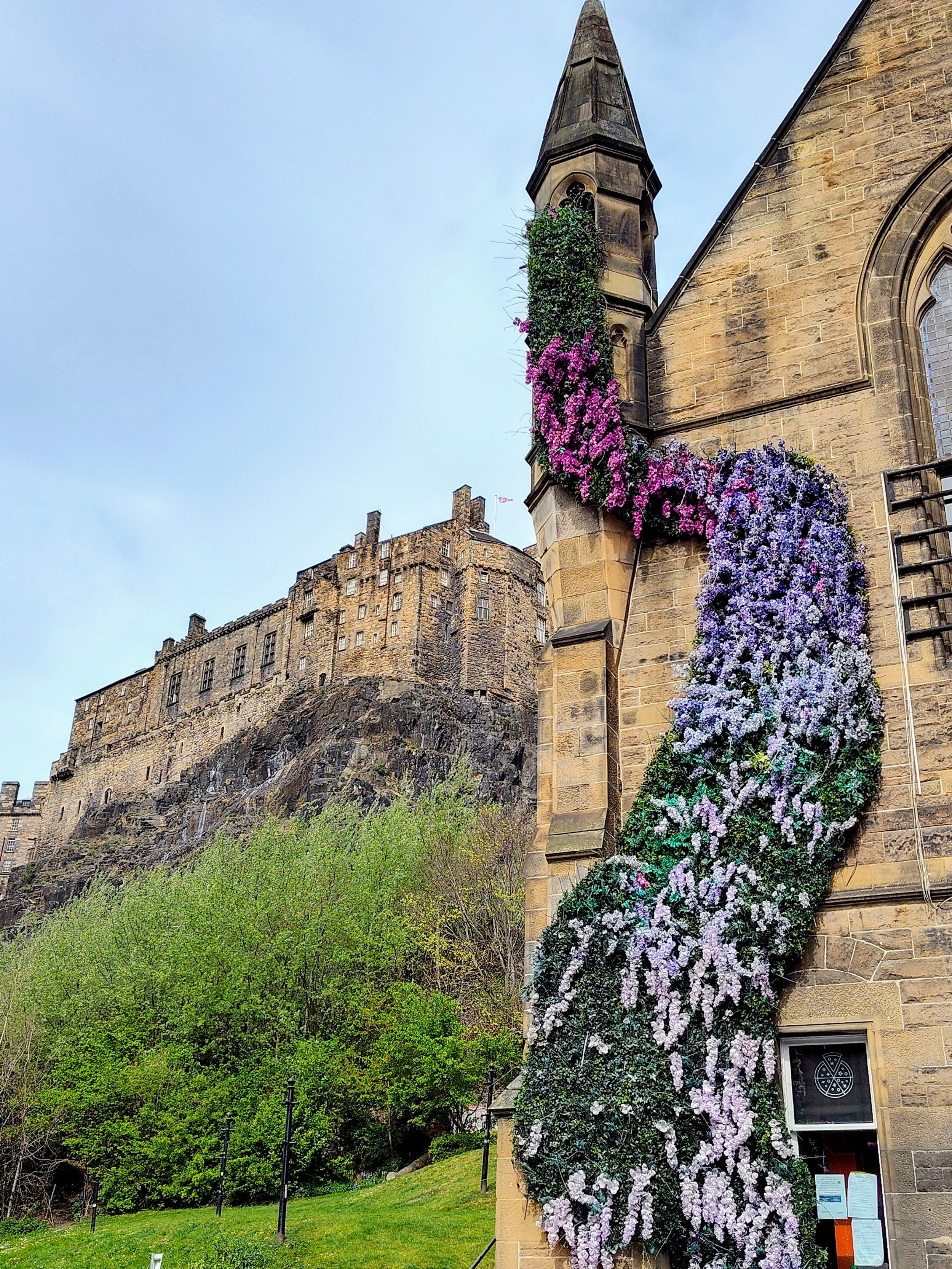 Sunrise Travel: Luxury Scotland land journeys featuring a curated view of Edinburgh Castle from Old Town streets.