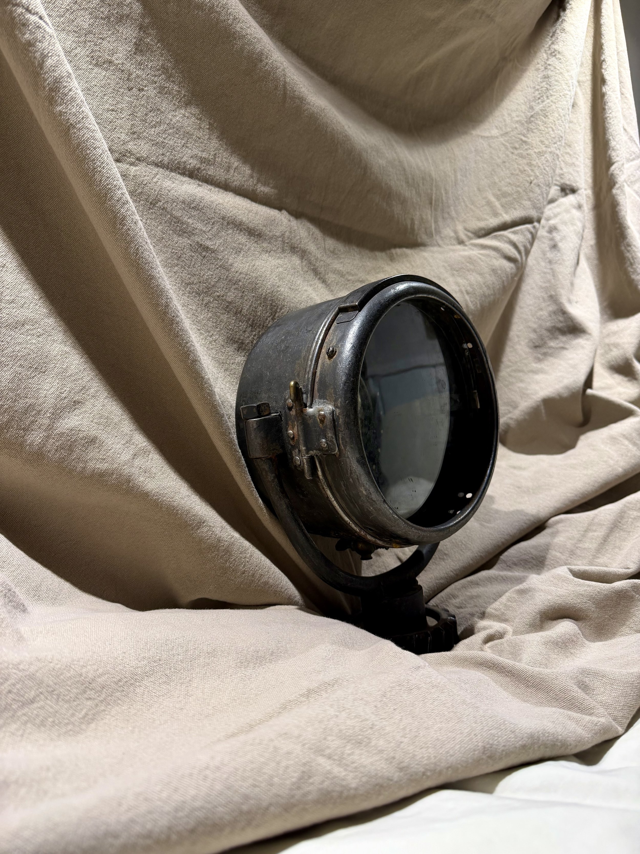 Faro de carburo de coche antiguo