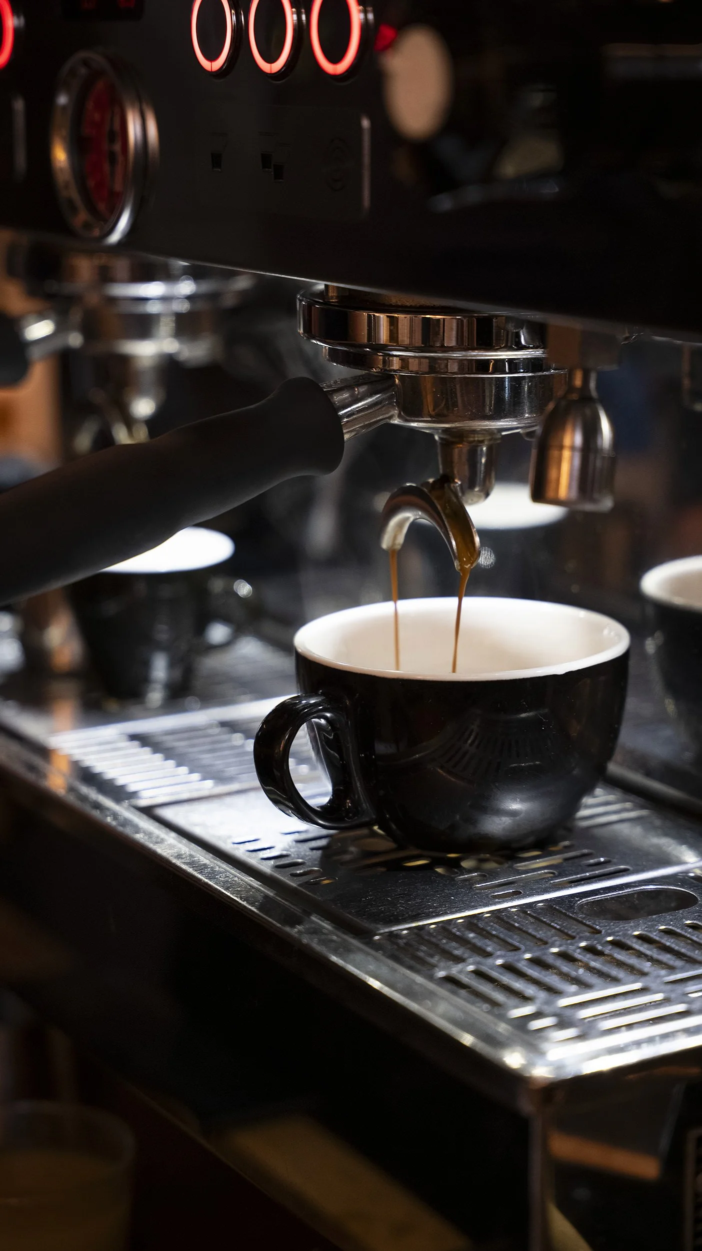 Kaffee Bar am Dobi in Rostock KTV: Specialty Coffee vom Kaffeeröster, Sauerteig-Frühstück, Kaffee & Kuchen – dein Frühstückscafe am Doberaner Platz.