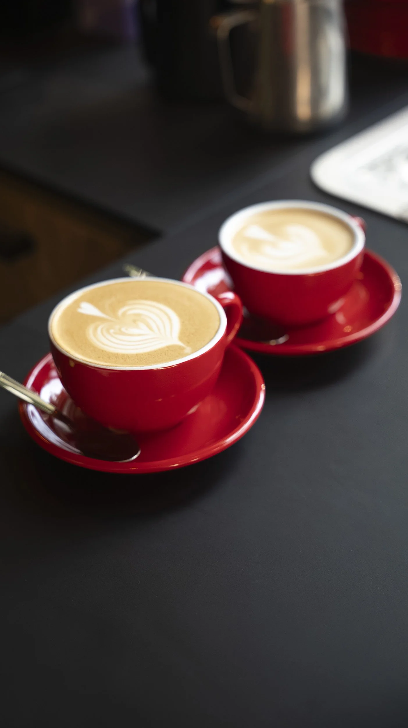 Entdecke Specialty Coffee, hausgemachte Sauerteig-Brötchen und puristisches Frühstück in unserer Kaffee Bar Musikwerkstatt im Herzen von Rostock-Innenstadt. Genieße Kaffee & Kuchen in entspannter Atmosphäre.