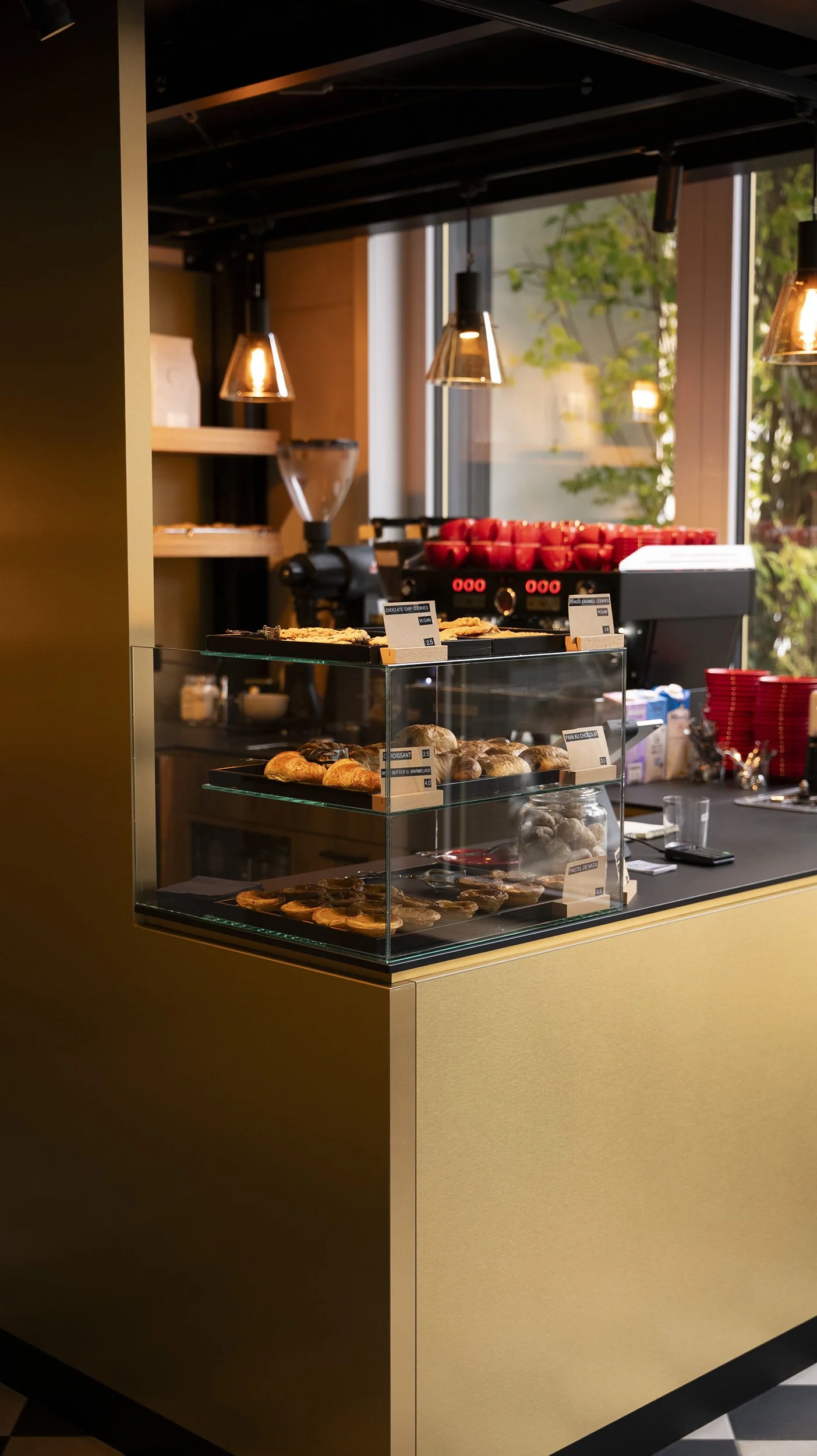 Entdecke Specialty Coffee, hausgemachte Sauerteig-Brötchen und puristisches Frühstück in unserer Kaffee Bar Musikwerkstatt im Herzen von Rostock-Innenstadt. Genieße Kaffee & Kuchen in entspannter Atmosphäre.