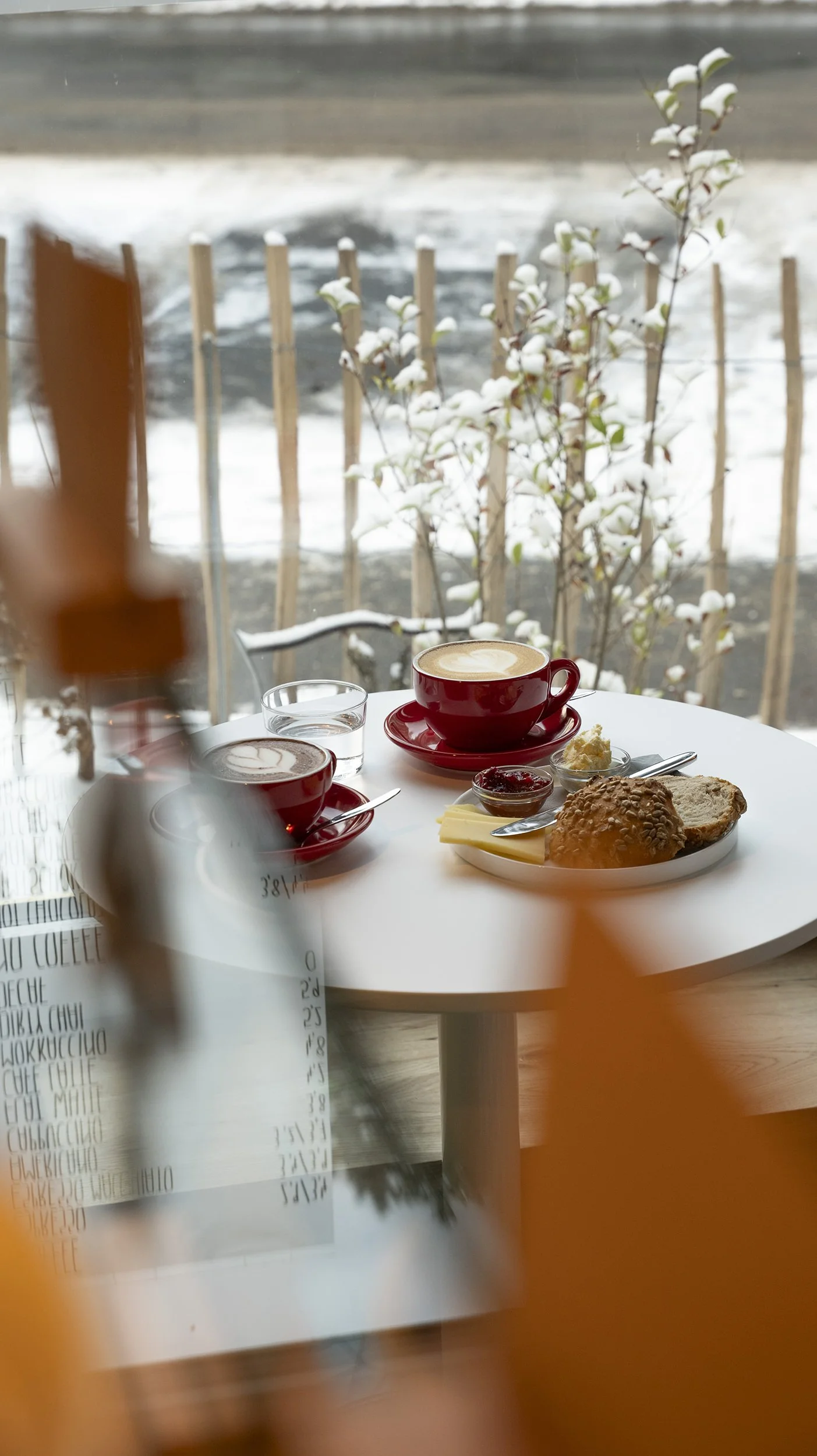 Entdecke Specialty Coffee, hausgemachte Sauerteig-Brötchen und puristisches Frühstück in unserer Kaffee Bar Musikwerkstatt im Herzen von Rostock-Innenstadt. Genieße Kaffee & Kuchen in entspannter Atmosphäre.