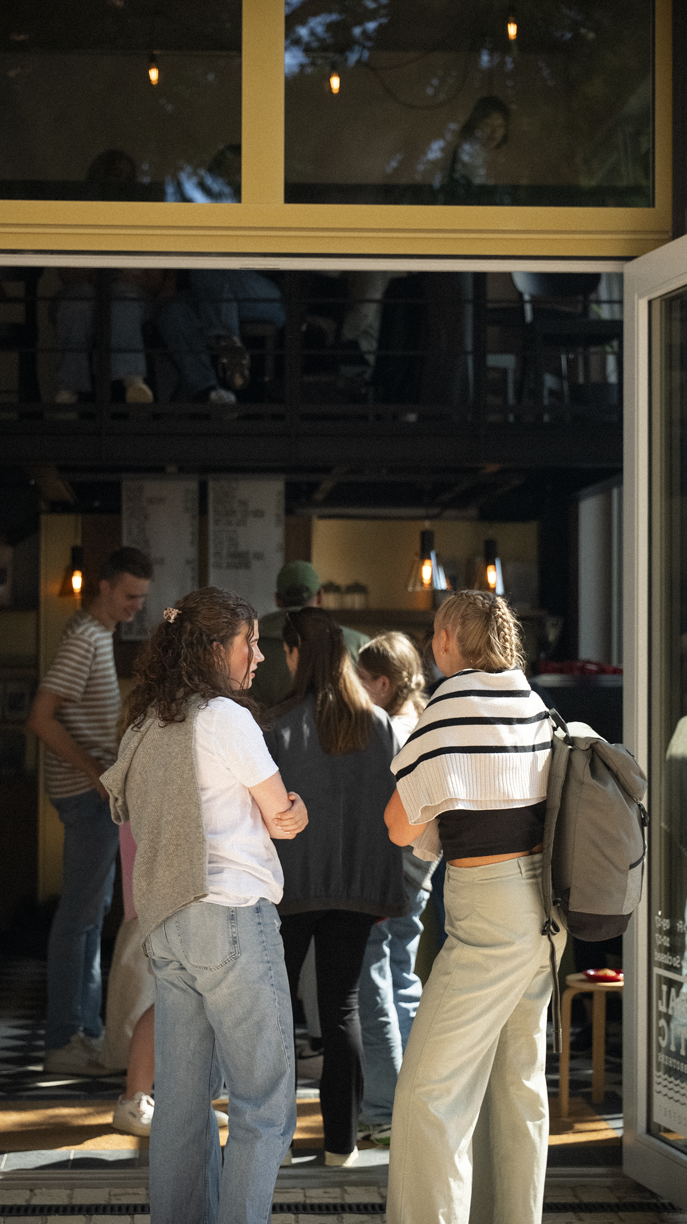 Entdecke Specialty Coffee, hausgemachte Sauerteig-Brötchen und puristisches Frühstück in unserer Kaffee Bar Musikwerkstatt im Herzen von Rostock-Innenstadt. Genieße Kaffee & Kuchen in entspannter Atmosphäre.