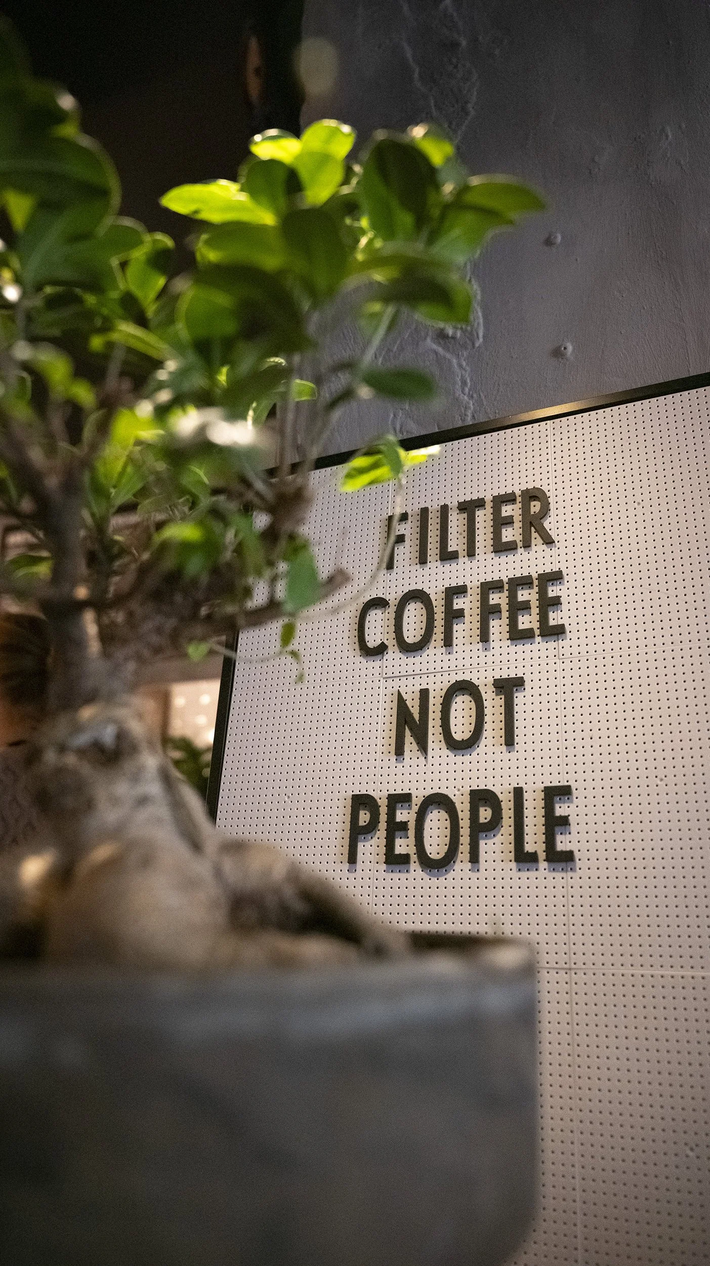 Kaffee Bar am Dobi in Rostock KTV: Specialty Coffee vom Kaffeeröster, Sauerteig-Frühstück, Kaffee & Kuchen – dein Frühstückscafe am Doberaner Platz.